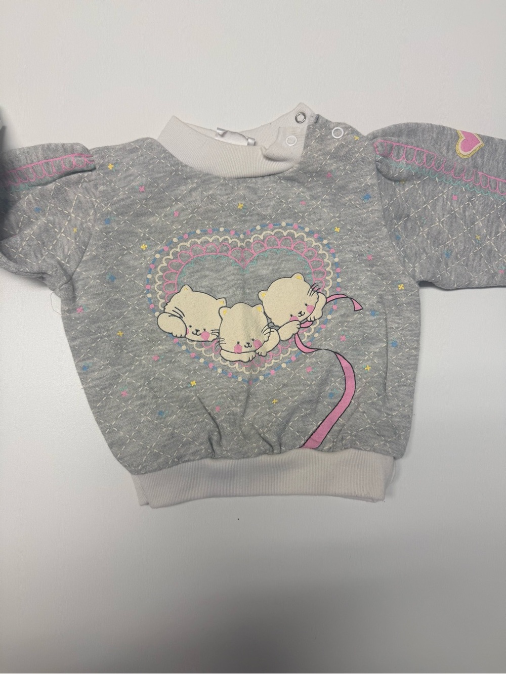 Vintage Adorable Girls' Gray Pullover Top with Kitten Heart Print